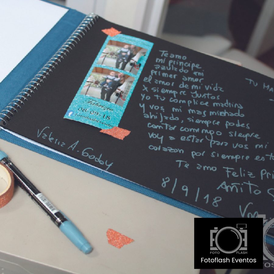Página del libro de firmas de Fotoflash Eventos con una tira de fotos pegada